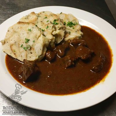 Jelení guláš zahuštěný perníkem, náš chlebový knedlík