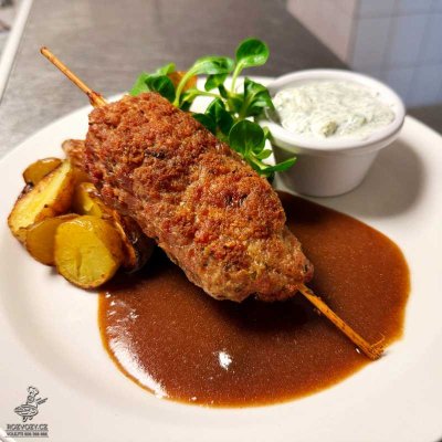 Řecké sekané souvlaki z vepřového masa, pečené grenaille (brambůrky), tzatziky