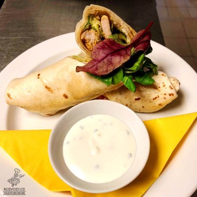 Plněná tortilla kuřecím masem s tandoori kořením, ledový salát, jogurtový dip
