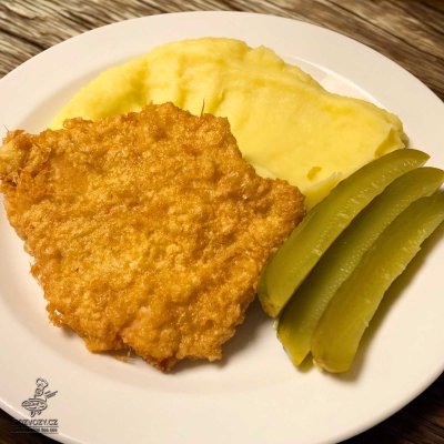 Smažený vepřový savojský řízek z pečeně, bramborová kaše, okurka