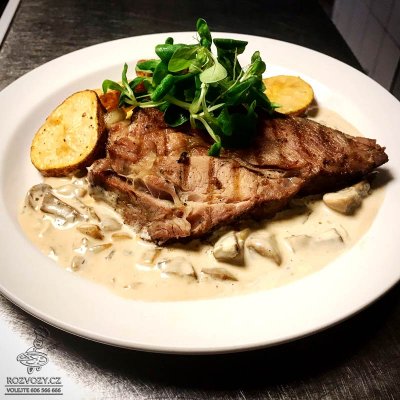 Vepřový steak z krkovice na houbovém ragů, smažené bramborové dukáty