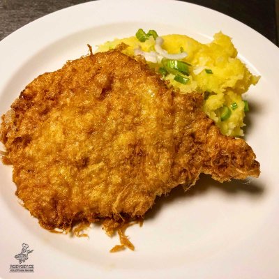 Smažený vepřový savojský řízek z pečeně, šťouchaný brambor