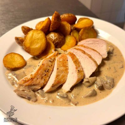 Kuřecí steak na žampiónovém ragů, pečené malé brambůrky (grenaille)