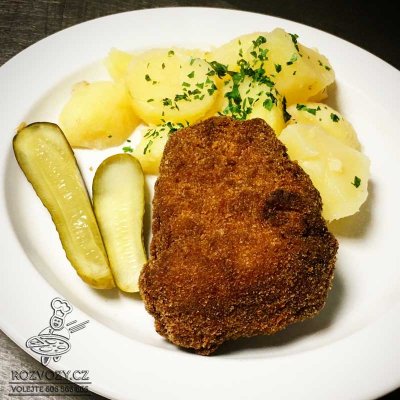 Smažený karbanátek (z námi mletého masa), vařený brambor, okurka