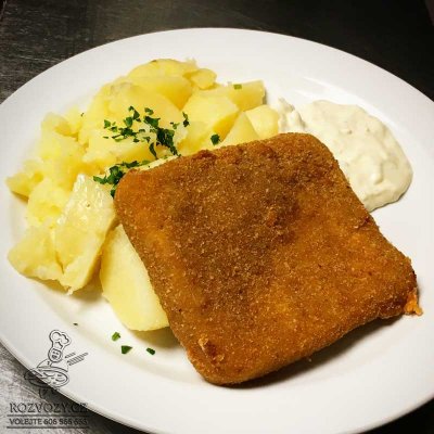 Smažený eidam se šunkou,vařený brambor, naše tatarská omáčka