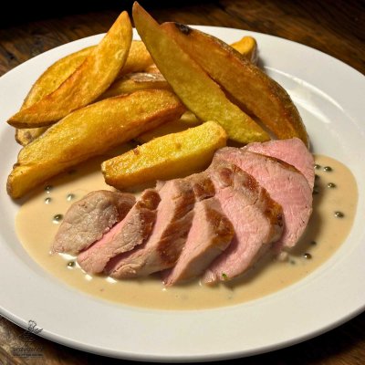 Filírovaná vepřová panenka, smetanová pepřová omáčka, naše americké brambory