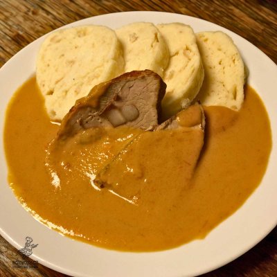 Vepřová špikovaná kýta na smetaně, domácí houskový knedlík