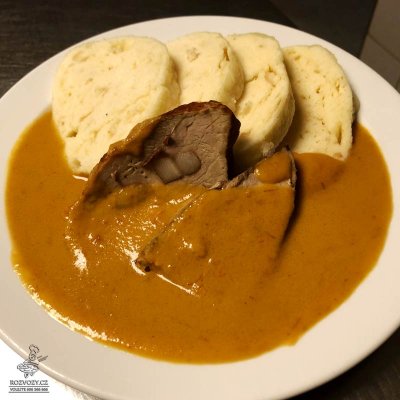 Vepřová špikovaná kýta na smetaně, domácí houskový knedlík