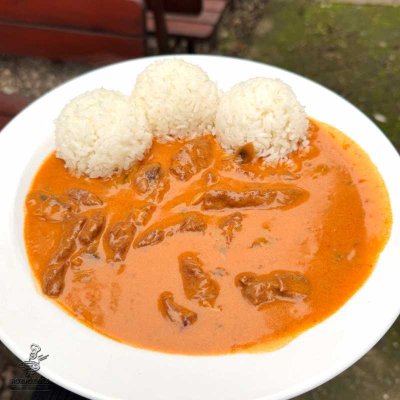 Hovězí nudličky stroganov, dušená rýže