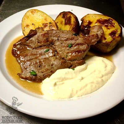Vepřový steak, pečené brambory ve slupce, česnekový dip