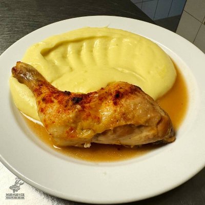 Pečené kuřecí stehno na másle, bramborová kaše