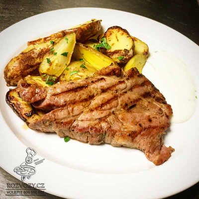 Steak z vepřové krkovice, pečené brambory, jogurtovo-česnekový dip
