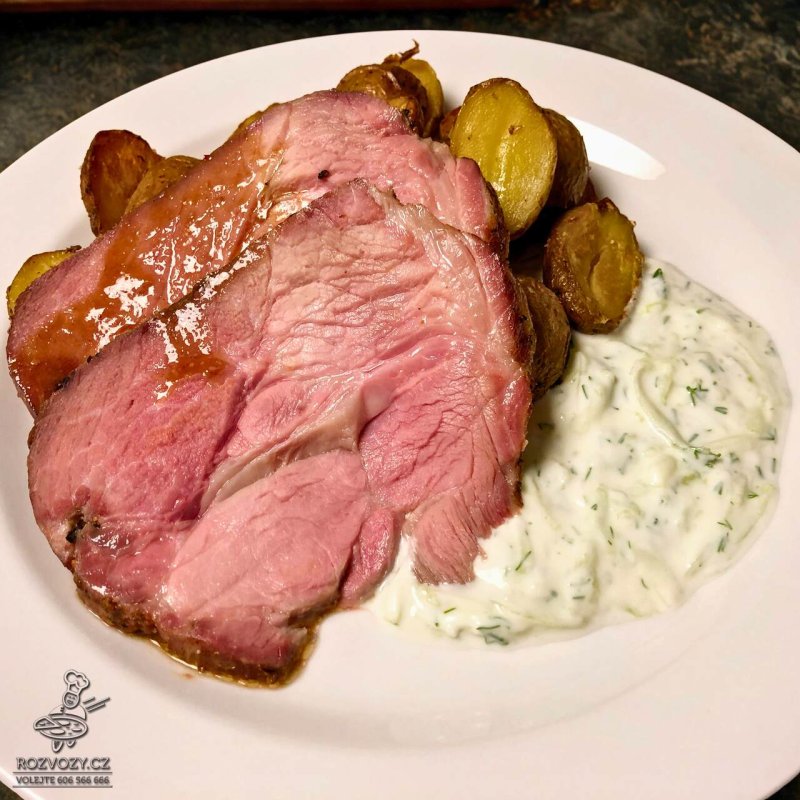 Vepřová krkovice s kořením gyros, malé brambůrky grenaille, tzatziky