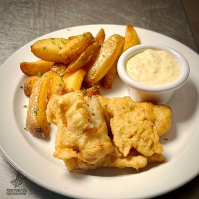 Fish and Chips, domácí americké brambory, česneková tatarka