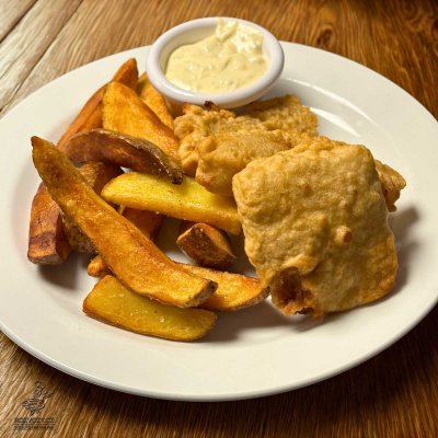 Fish and Chips, domácí americké brambory, česneková tatarka