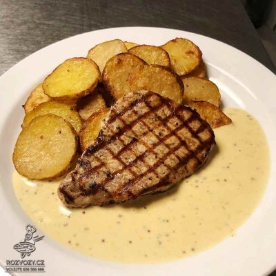 Vepřový steak v hořčično-smetanové omáčce, malé opečené brambůrky