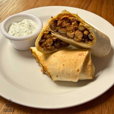 Mexická tortilla s kuřetem, fazolemi, česnekem a tomatem, dip ze zakysané smetany