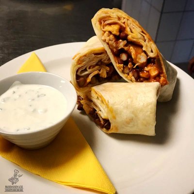 Mexická tortilla s kuřetem, fazolemi, česnekem a tomatem, dip ze zakysané smetany