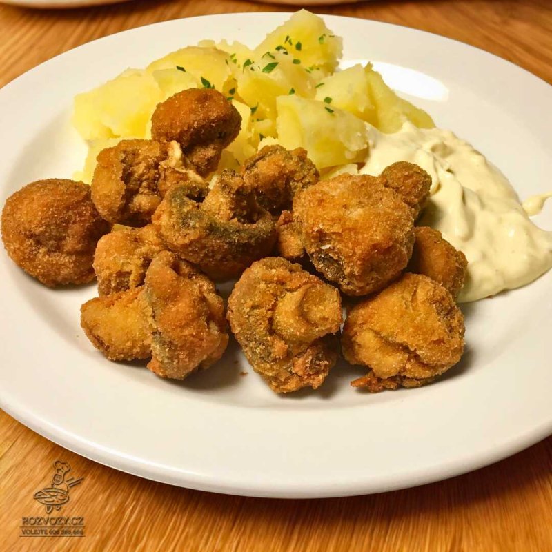 Smažené žampiony, vařené brambory, naše tatarská omáčka