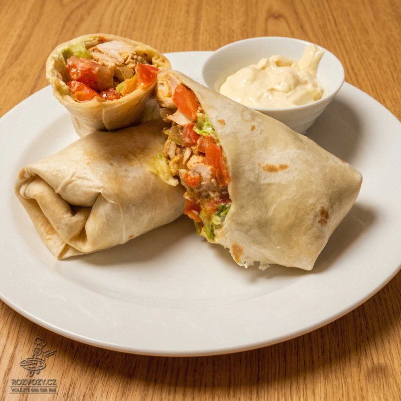 Tortilla s kuř.kousky, kořením gyros, rajčetem, salátem a česnekovým dipem