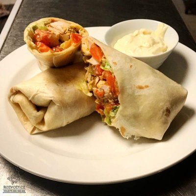 Tortilla s kuřecimi kousky s kořením gyros, rajčetem, salátem a česnekový dip