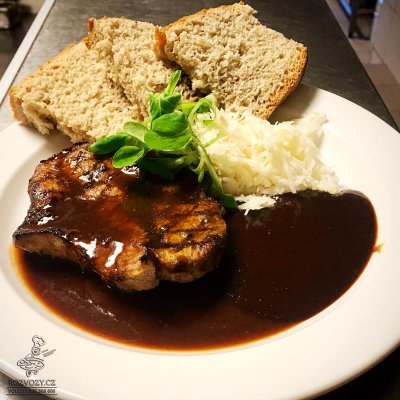 Marinovaný steak z vepřové krkovice s BBQ omáčkou, zelný salát, domácí chléb