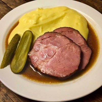 Uzené maso, bramborová kaše, kyselá okurka
