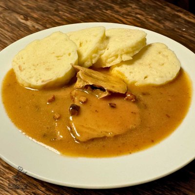 Zbojnická vepřová plec, domácí houskový knedlík