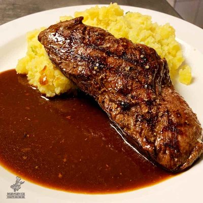 Vyzrálý hovězí flank steak, šťouchané brambory