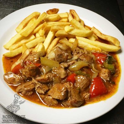 Krůtí pikantni směs se zeleninou a tomatem, hranolky