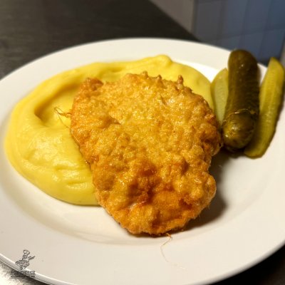 Savojský kuřecí řízek, domácí bramborová kaše, kyselá okurka