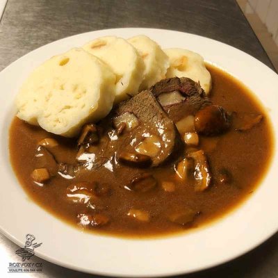 Hovězí špikovaná pečeně na hříbkách, domácí houskový knedlík