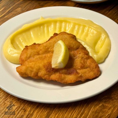 Smažený vepřový řízek, bramborová kaše, citrón