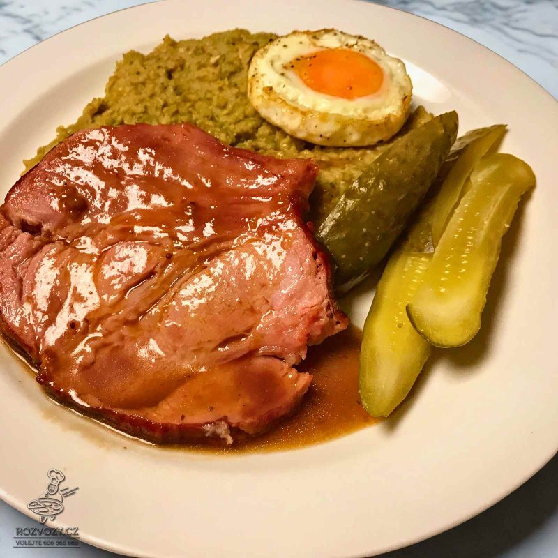 Hrachová kaše, uzená krkovice, sázené vejce, kyselá okurka