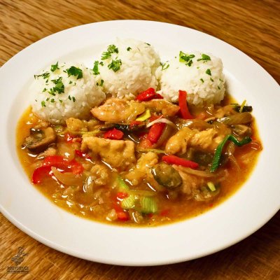Kuřecí směs po Sečuánsku, rýže