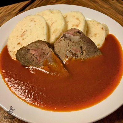 Hovězí špikovaná pečeně, rajská omáčka, domácí houskový knedlík