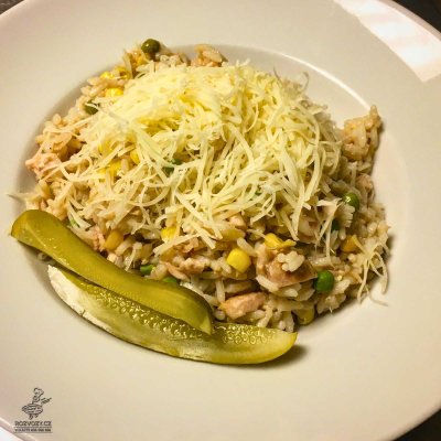 Drůbeží rizoto s hráškem a kukuřicí, sypané sýrem, kyselá okurka