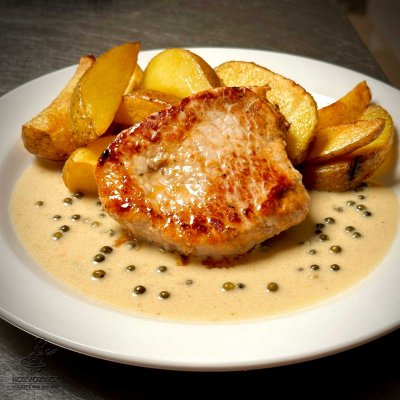 Vepřový steak z pečeně s pepřovo-smetanovou omáčkou, domácí americké brambory