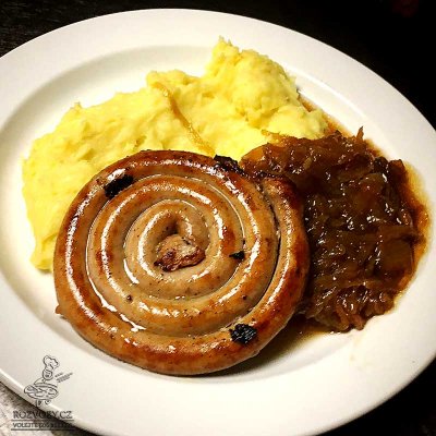 Grilovaná vinná klobása, karamelizovaná cibulka, bramborová kaše