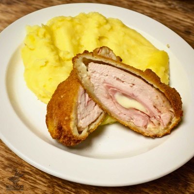 Smažený kuřecí cordon bleu (sýr gouda + šunka), bramborová kaše