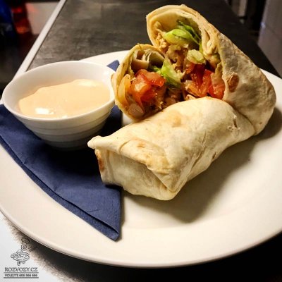 Pšeničná tortila s kuřecím masem a zeleninou, americký dip