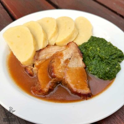 Vepřo-knedlo-špenáto (pečená vepřová plec, špenát, bramborový knedlík)