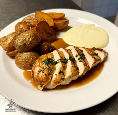 Marinovaný kuřecí steak v bylinkách, malé brambůrky 