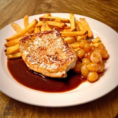 Vepřový steak s karamelizovanými cibulkami, domácí hranolky