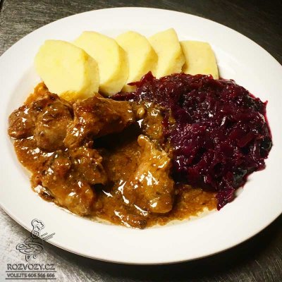 Moravský vrabec, zadělávané červené zelí, domácí bramborový knedlík