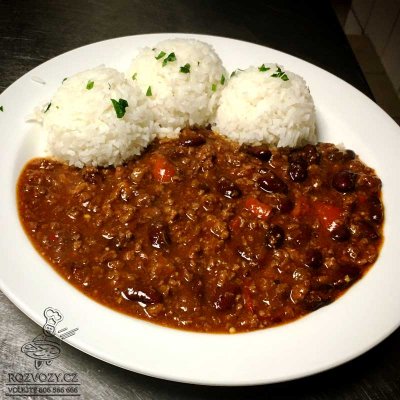 Chilli con carne (jemně mleté maso, fazole, chilli papričky), dušená rýže