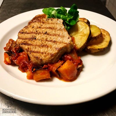 Vepřový steak z pečeně, ratatouille, bramborové dukáty