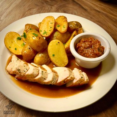Kuřecí steak, ajvar (zeleninový dip), pečené grenaille
