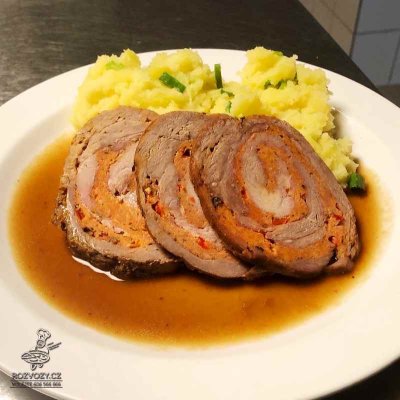 Roláda z vepřové krkovice plněná mletým masem a paprikou, šťouchy