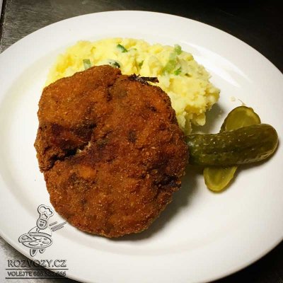 Smažený kapustový karbanátek(mleté maso a slanina), šťouchaný brambor, okurka